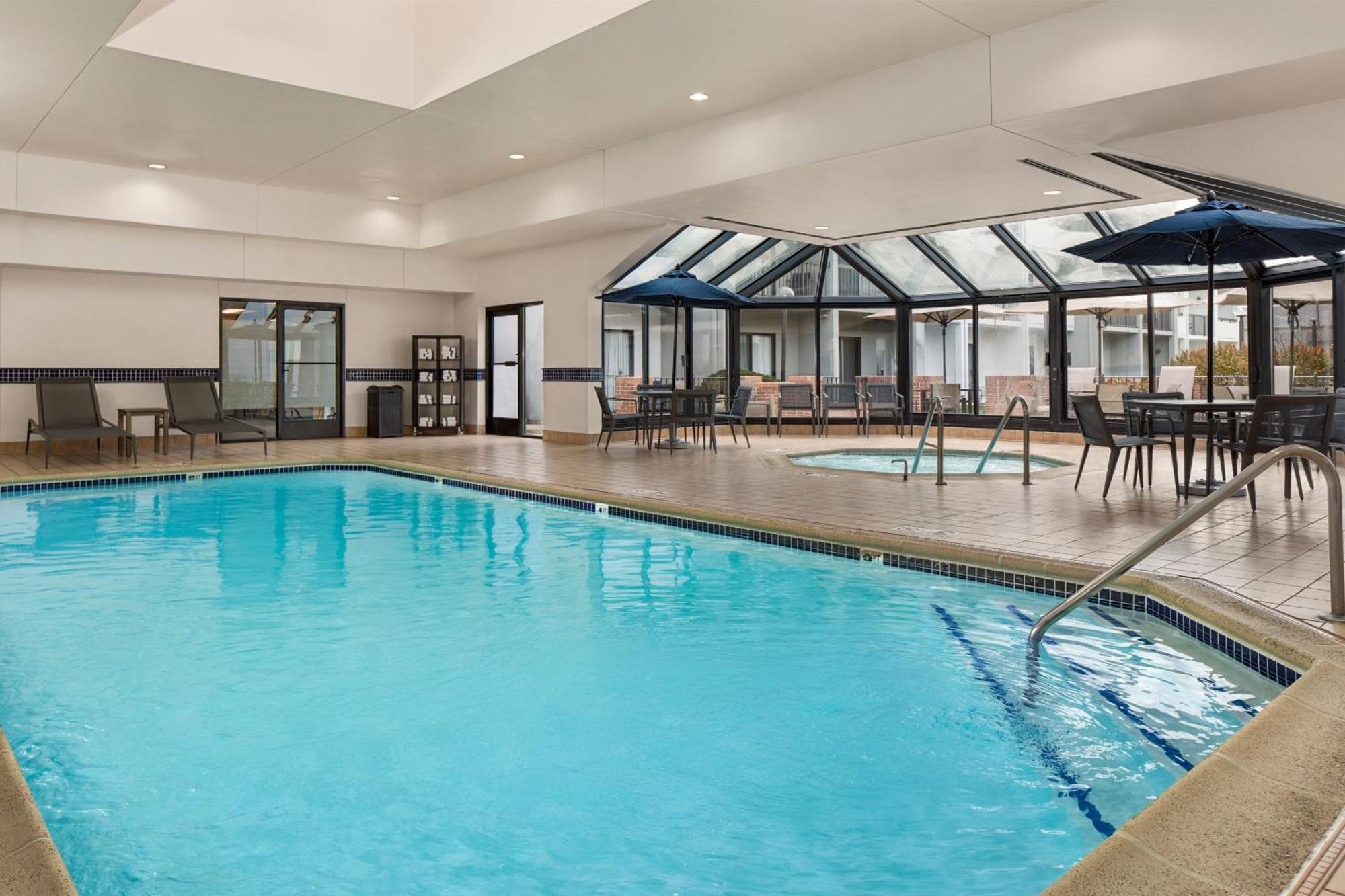 Courtyard By Marriott Chicago Waukegan / Gurnee Hotel Buitenkant foto