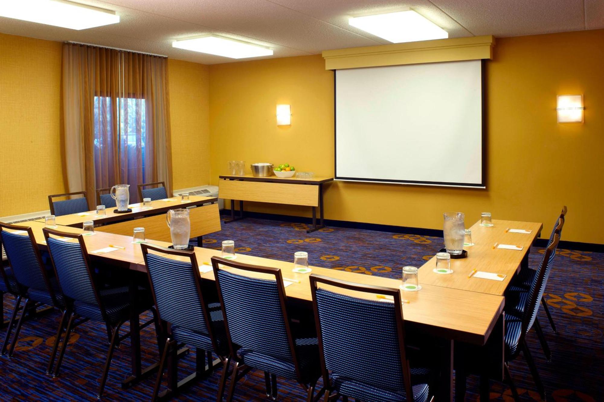 Courtyard By Marriott Chicago Waukegan / Gurnee Hotel Buitenkant foto