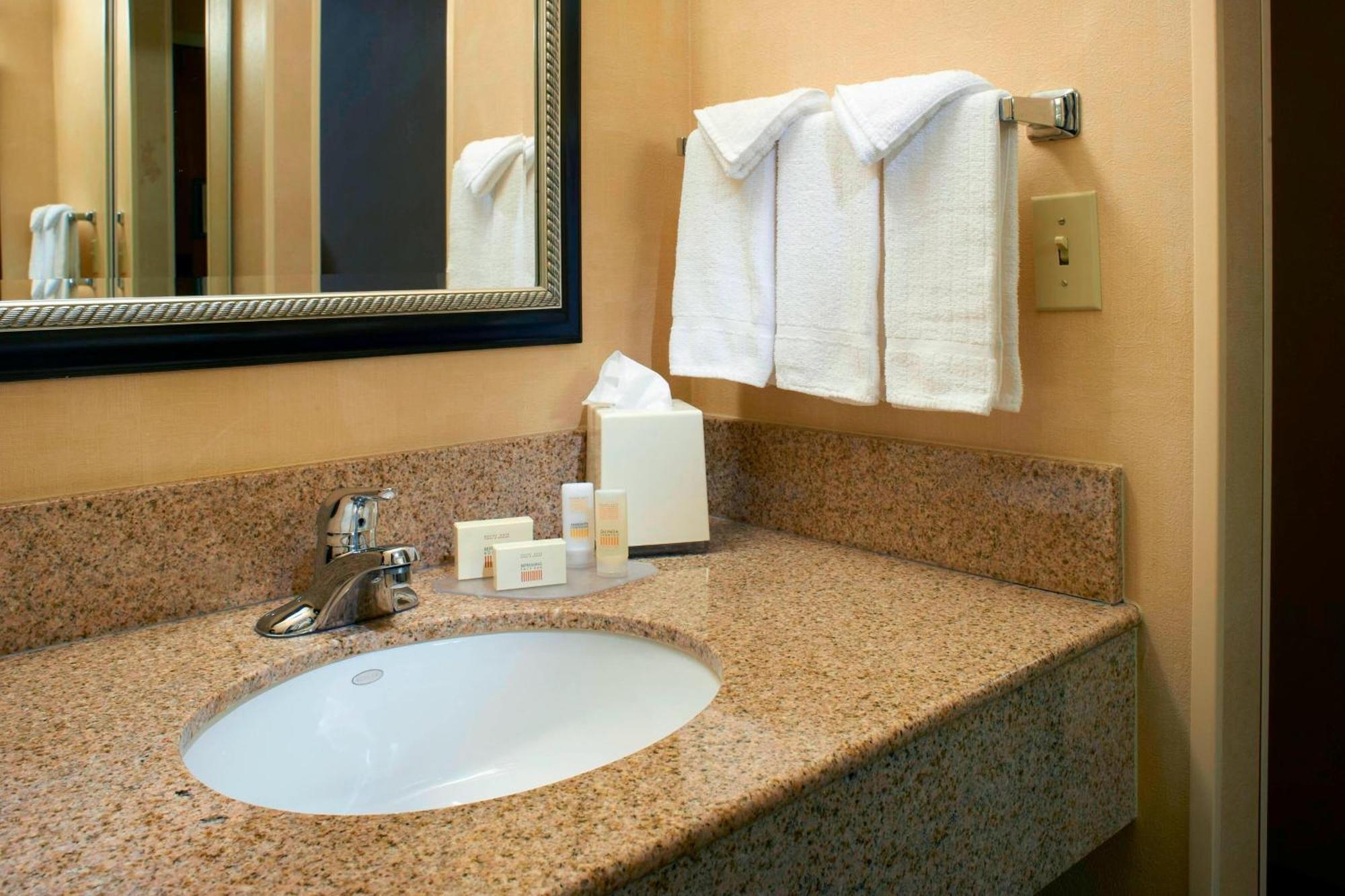 Courtyard By Marriott Chicago Waukegan / Gurnee Hotel Buitenkant foto
